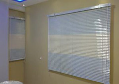 الستائر المعدنيه